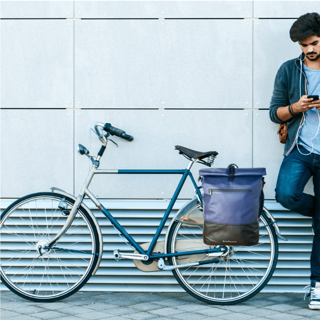 Une sacoche de vélo bleu Badawin, ambiance