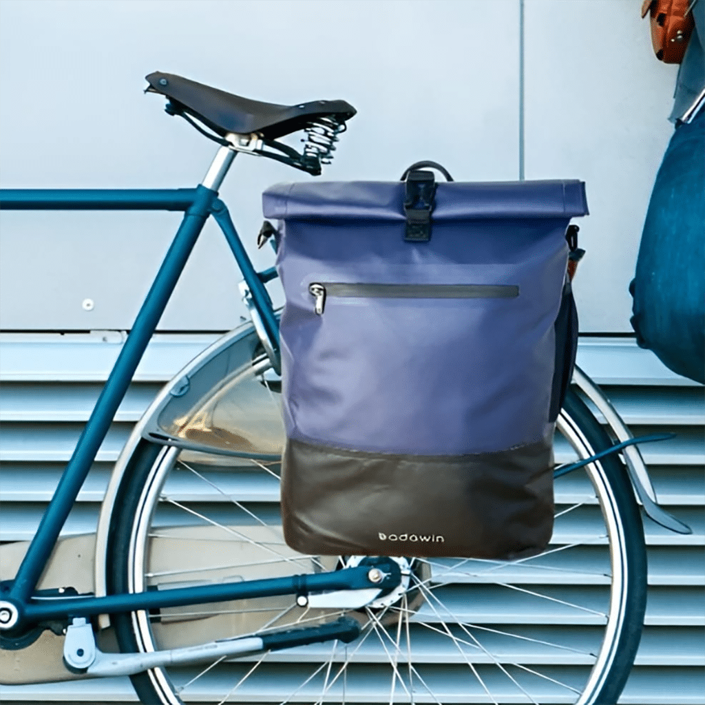 Une sacoche de vélo bleu Badawin, ambiance
