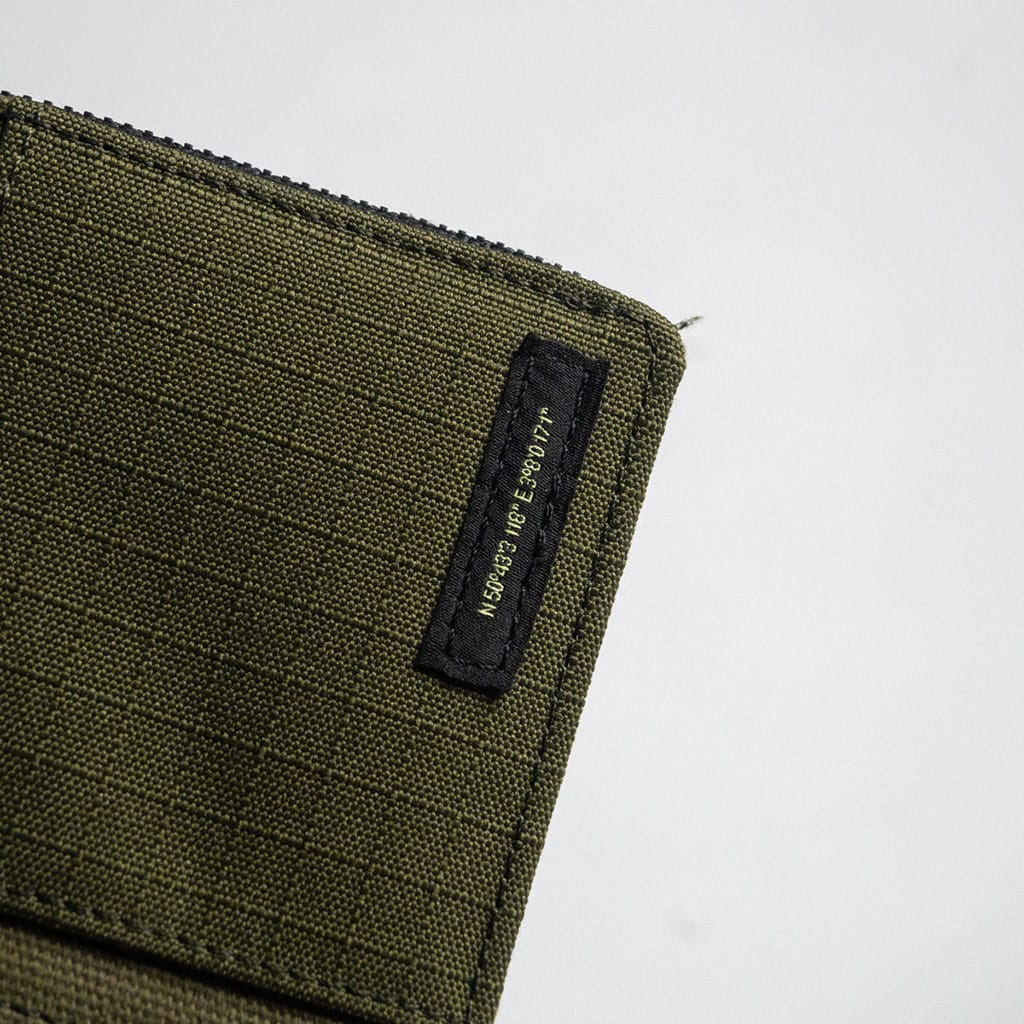 un portefeuille kaki Billybelt, zoom sur le motif