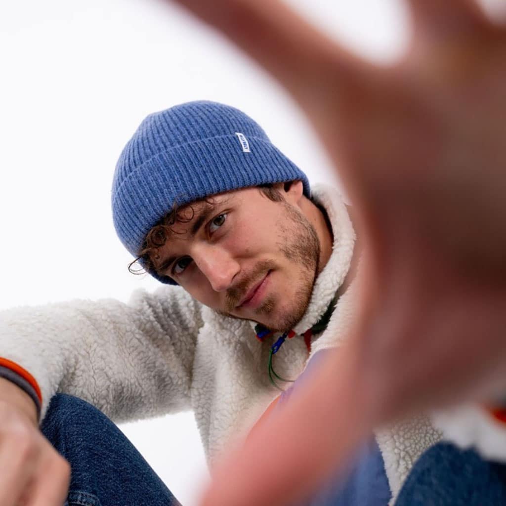 un bonnet en laine d'agneau bleu jean Billybelt, vue de face