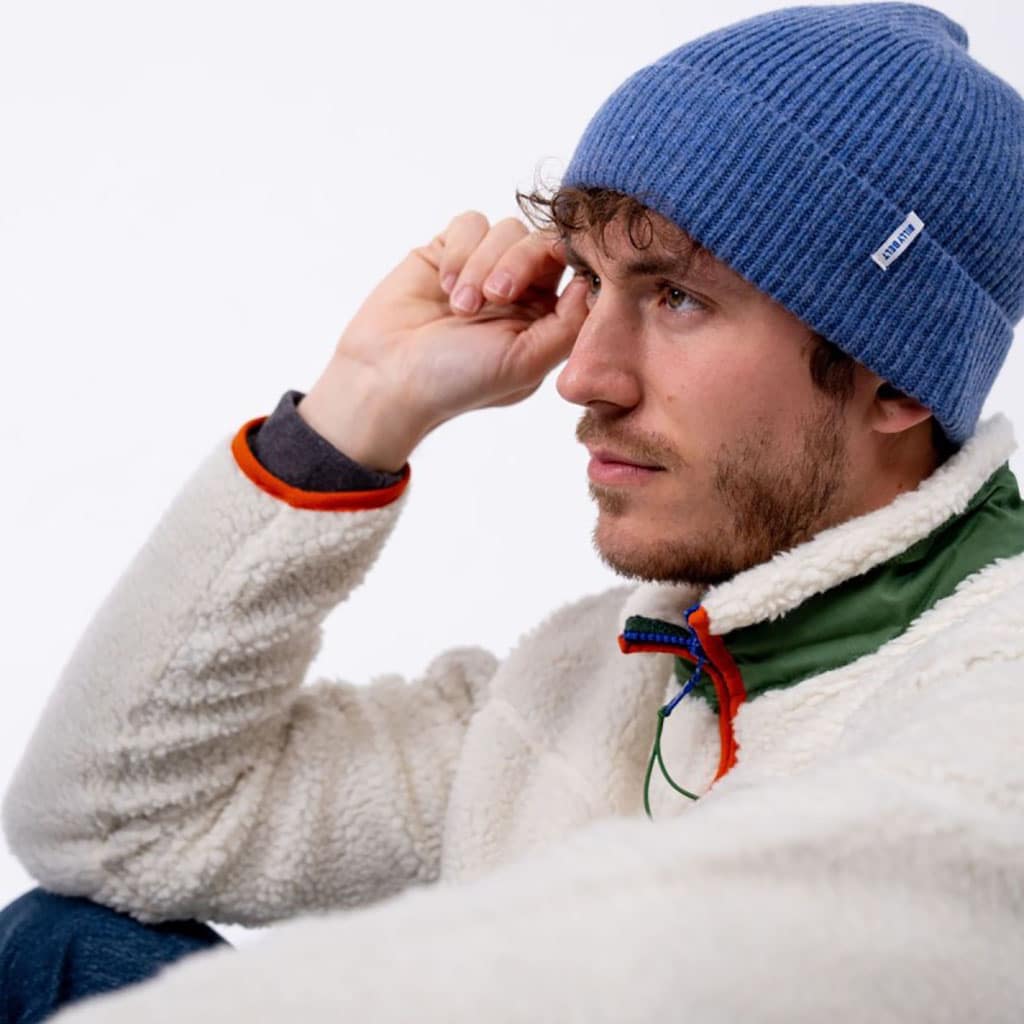 un bonnet en laine d'agneau bleu jean Billybelt, vue de côté
