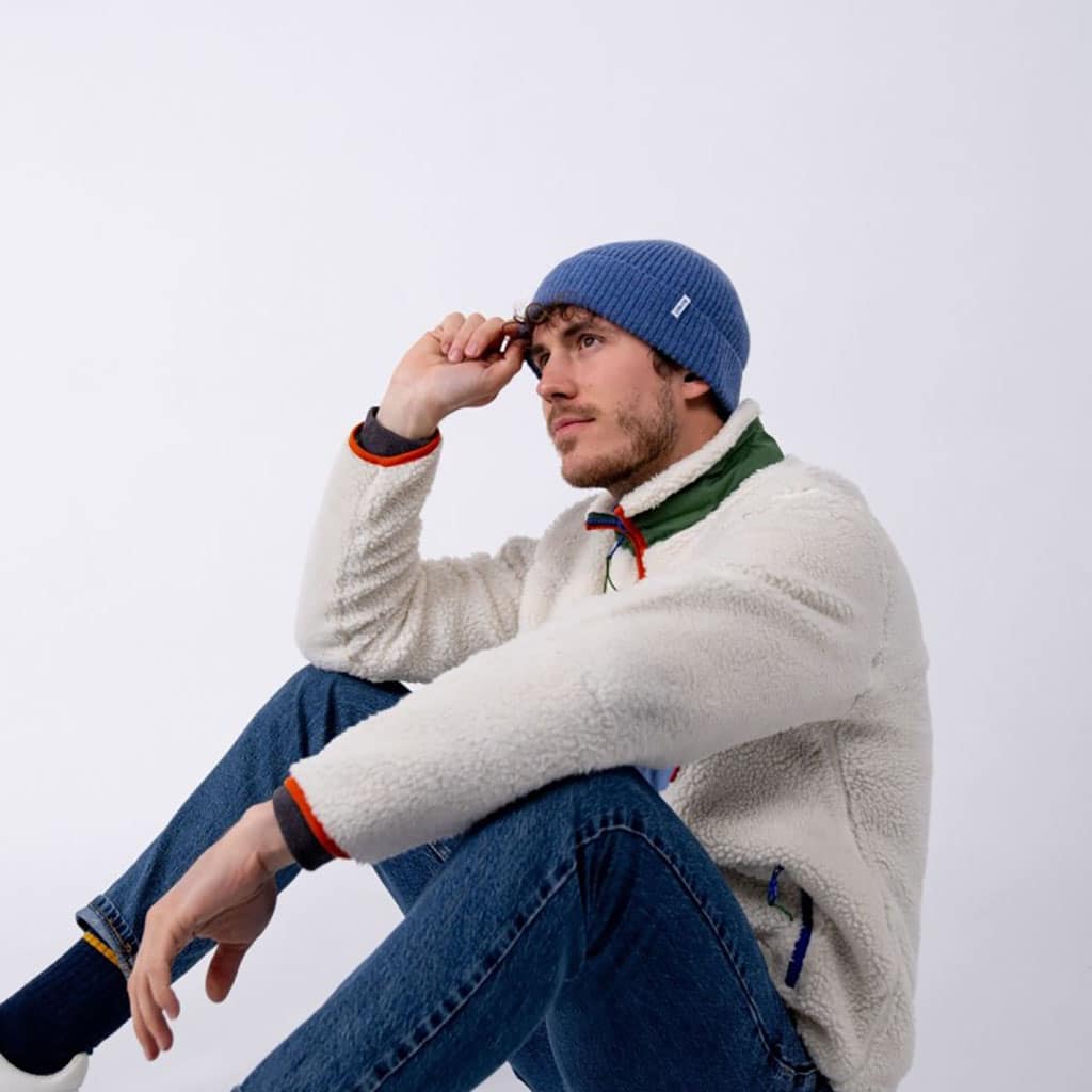 un bonnet en laine d'agneau bleu jean Billybelt, vue de face