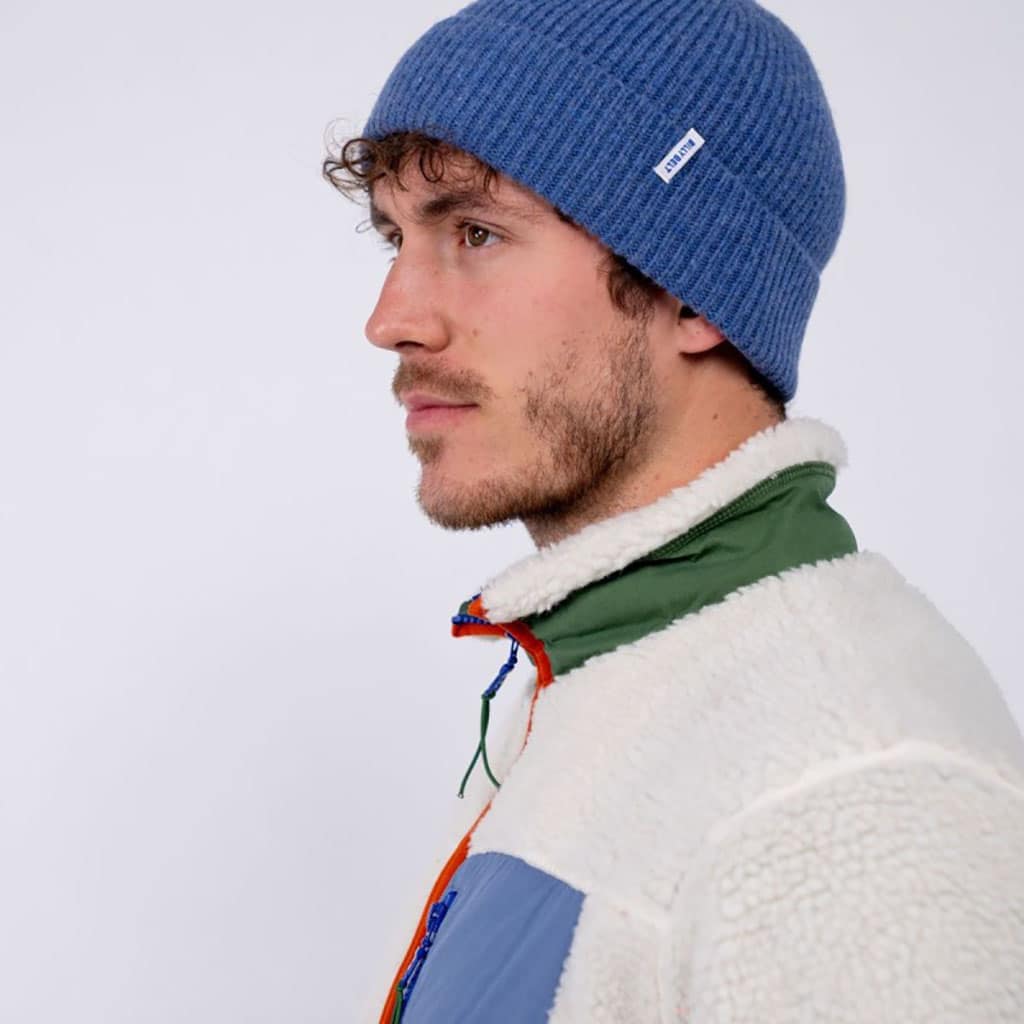 un bonnet en laine d'agneau bleu jean Billybelt, vue de côté