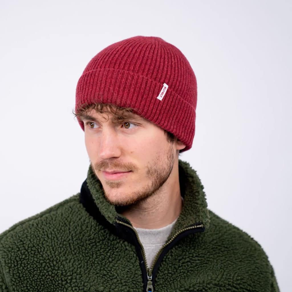 un bonnet en laine d'agneau terracotta Billybelt, porté sur fond blanc
