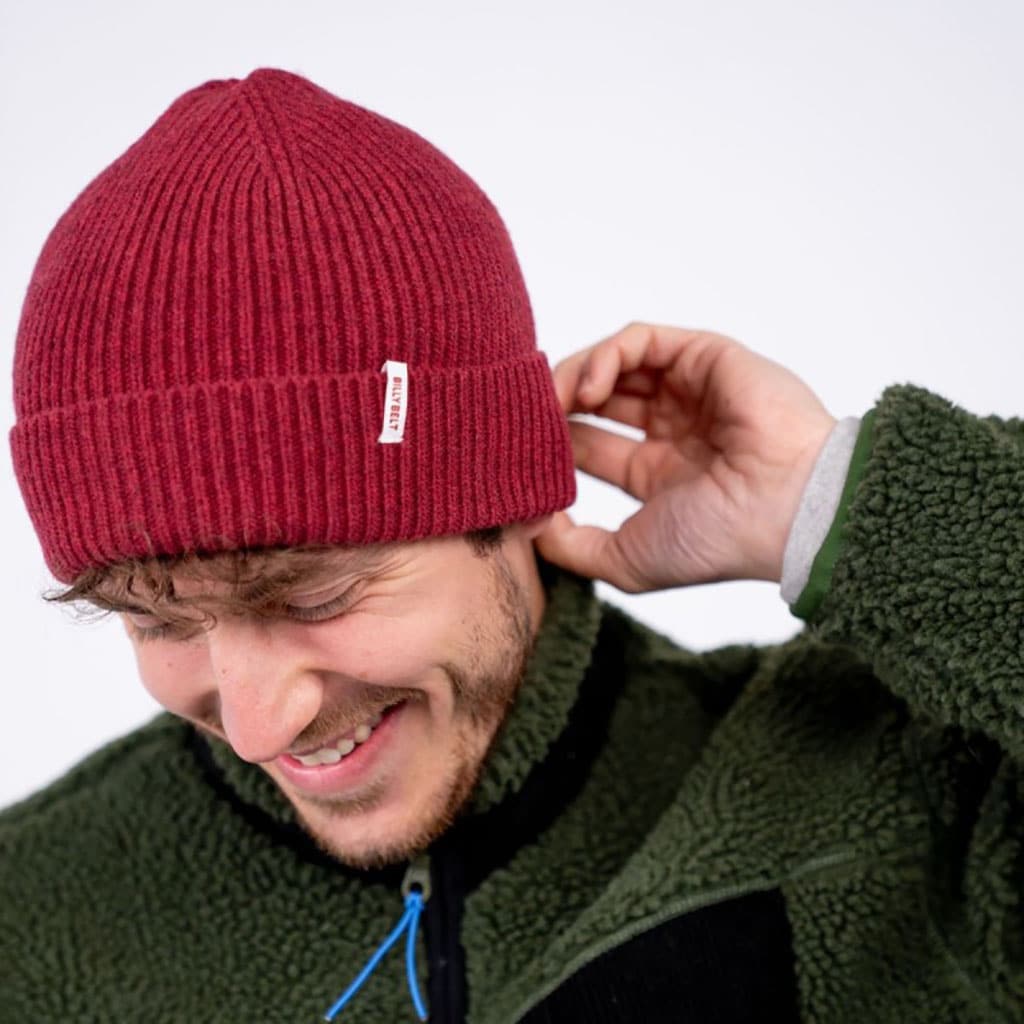 un bonnet en laine d'agneau terracotta Billybelt, porté sur fond blanc