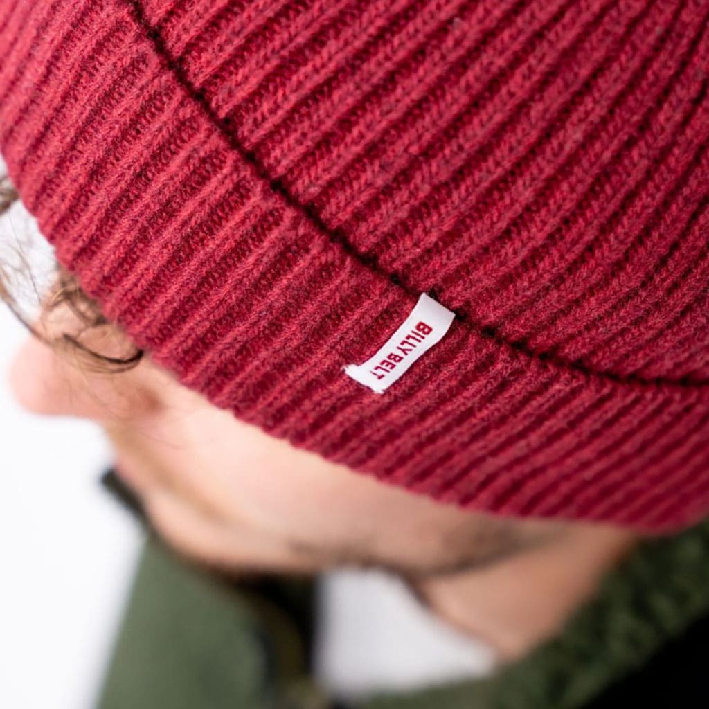 un bonnet en laine d'agneau terracotta Billybelt, porté sur fond blanc
