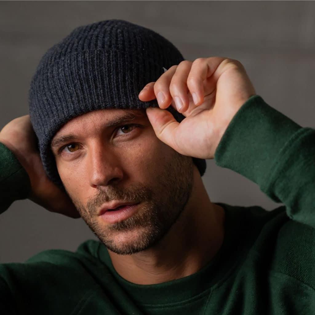 un bonnet en laine d'agneau gris foncé Billybelt, porté