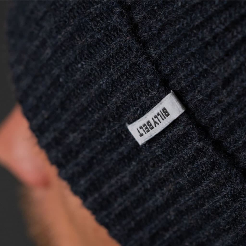 un bonnet en laine d'agneau gris foncé Billybelt, zoom sur le tissu