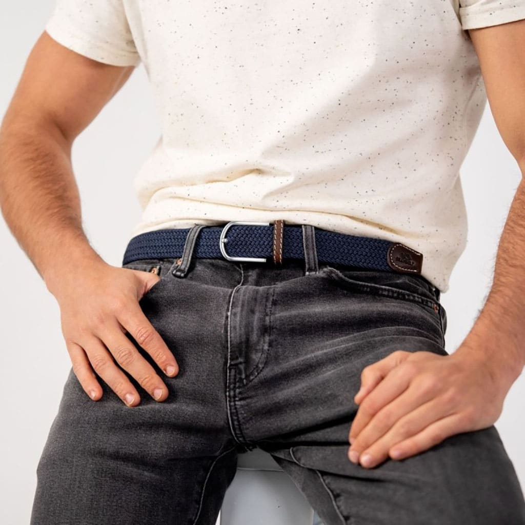 une ceinture élastique tressée bleu ardoise Billybelt, vue de face sur fond blanc