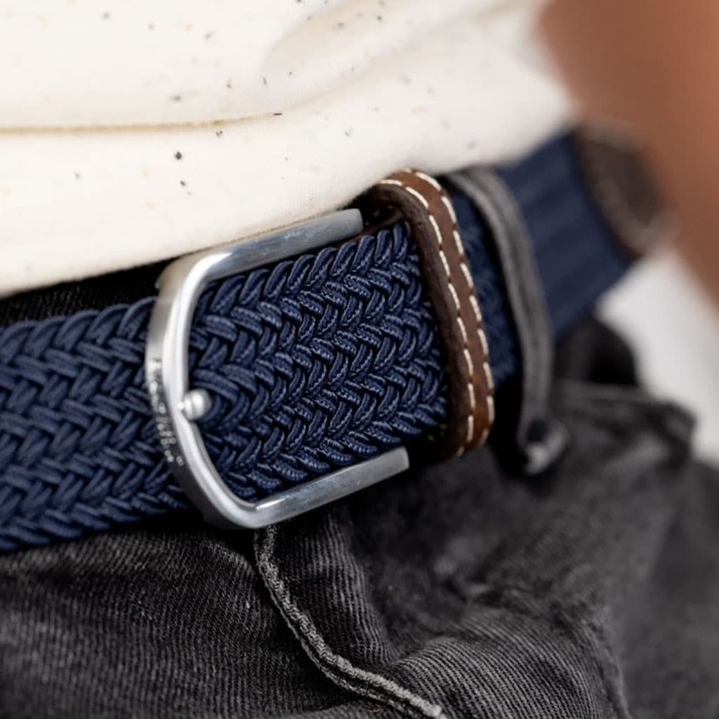 une ceinture élastique tressée bleu ardoise Billybelt, zoom sur la boucle