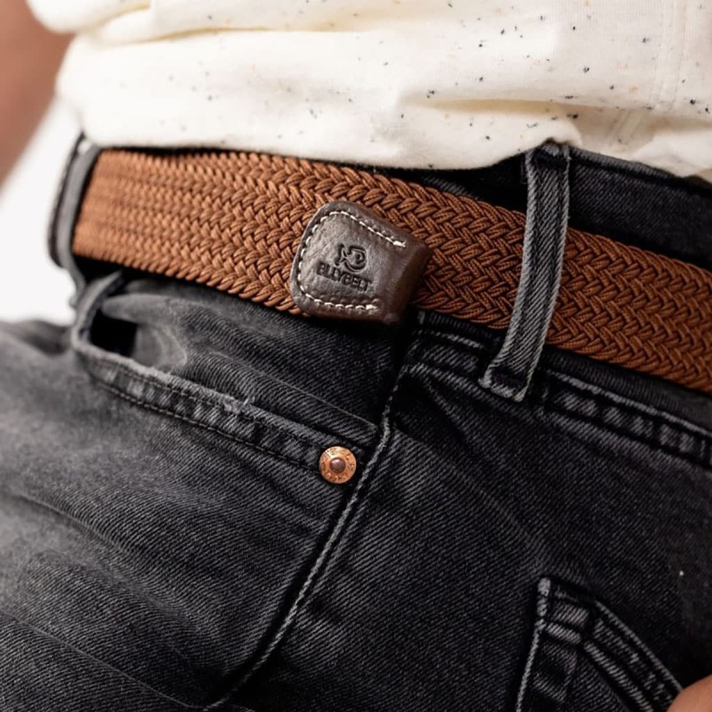 Une ceinture élastique tressée marron camel Billybelt, zoom sur le cuir