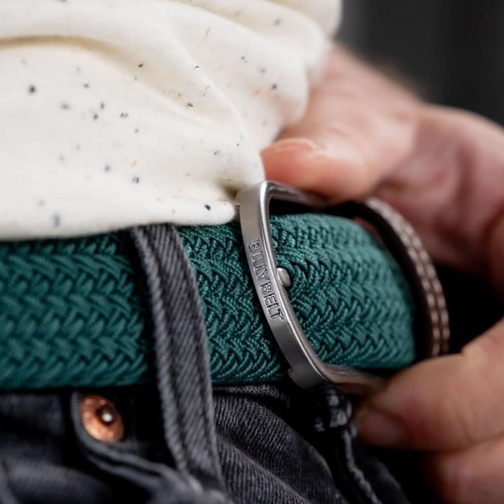 une ceinture élastique tressée pin vert Billybelt, zoom sur la boucle