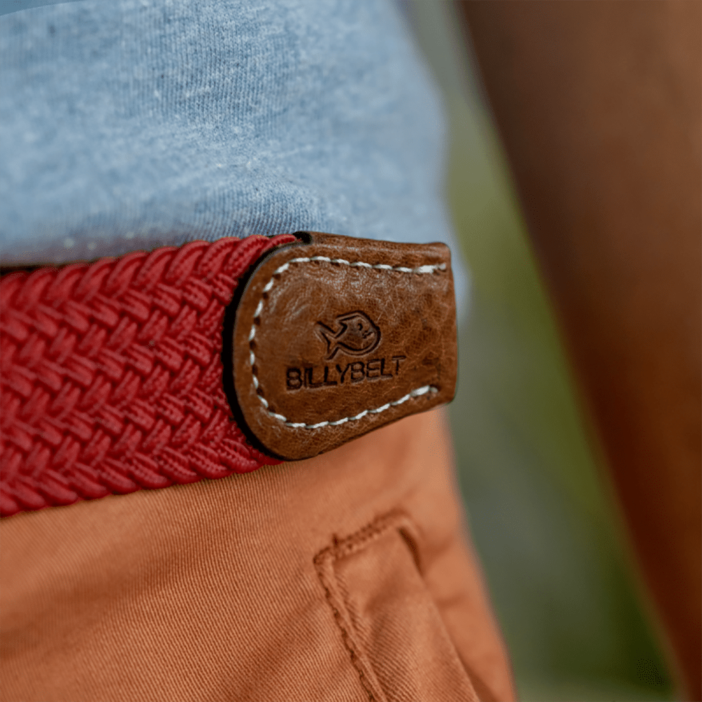 une ceinture élastique tressée rouge oriental Billybelt, zoom sur le cuir