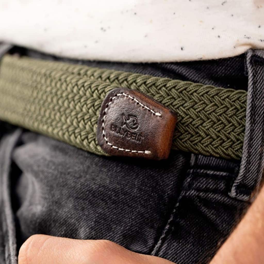 une ceinture élastique tressée vert armé Billybelt, zoom sur le cuir