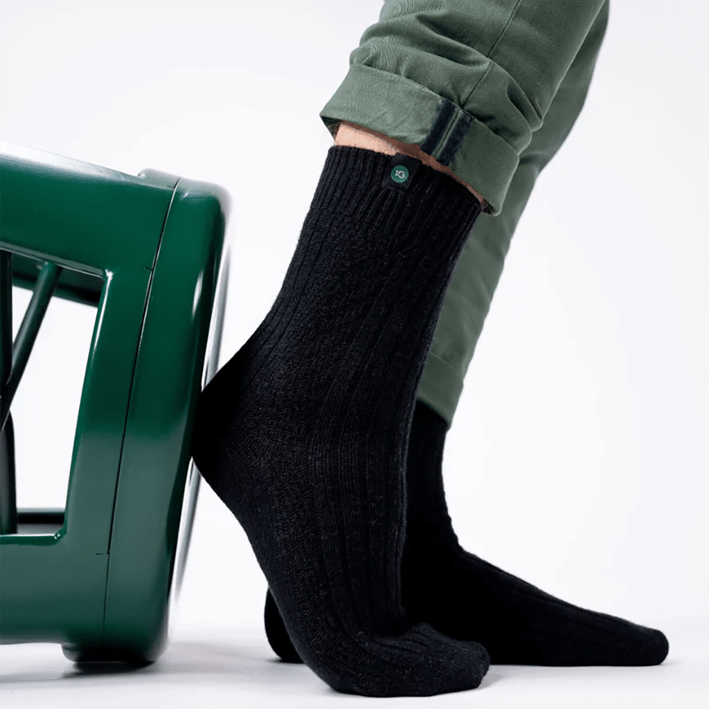 une paire de chaussettes en laine noir Billyblet, vue de côté sur fond blanc