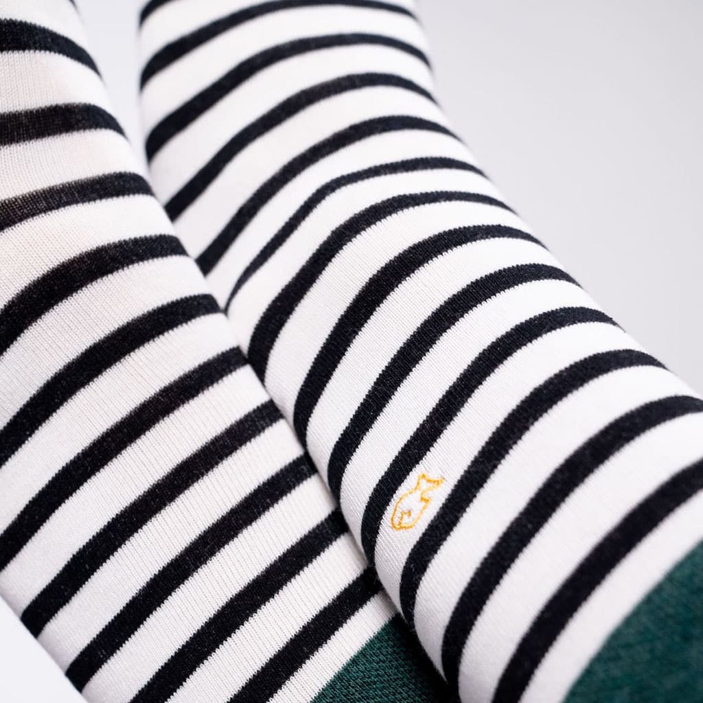 une paire de chaussettes en coton peigné à rayures larges blanc et noir Billybelt, zoom sur le motif