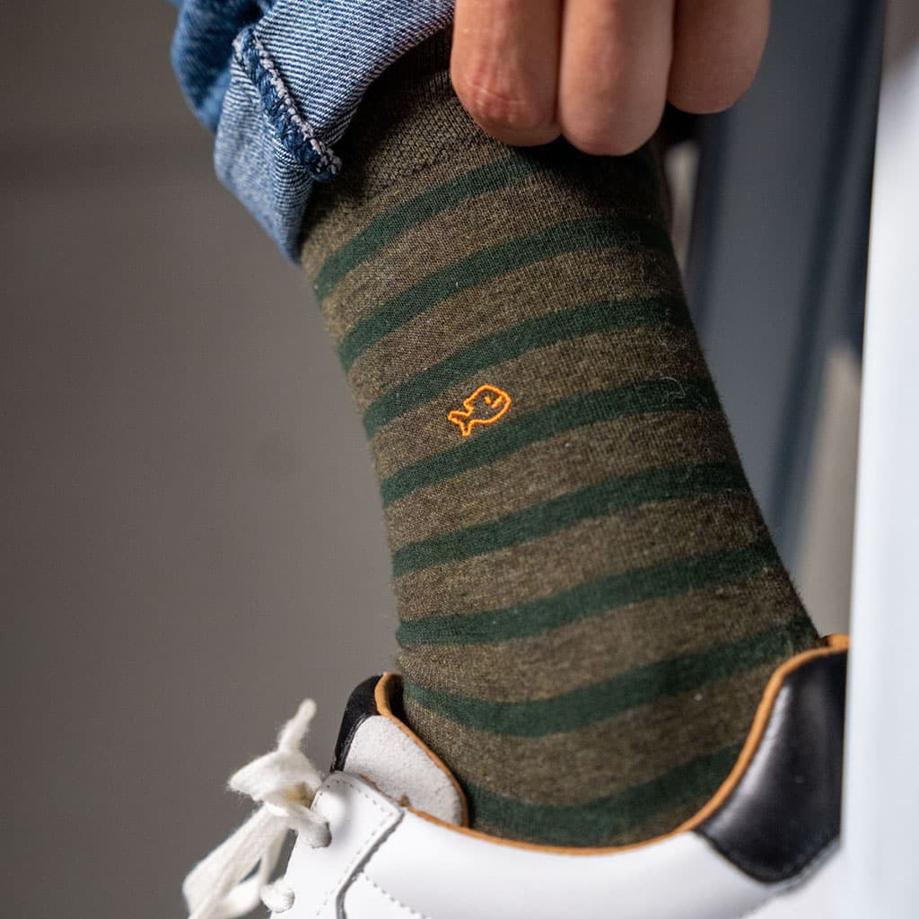 une paire de chaussettes en coton peigné à rayures larges kaki Billybelt, vue de côté