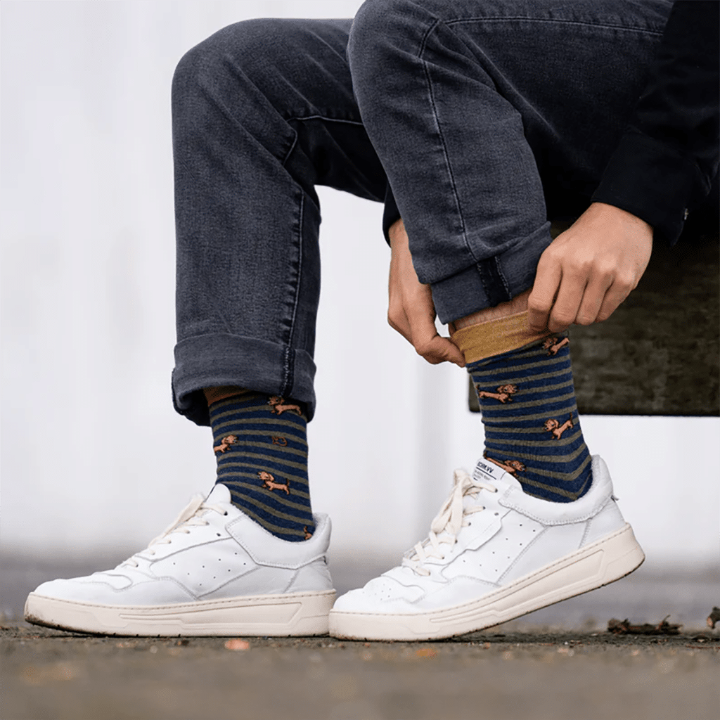 une paire de chaussettes en coton peigné "teckel" Billybelt, vue de côté sur fond blanc