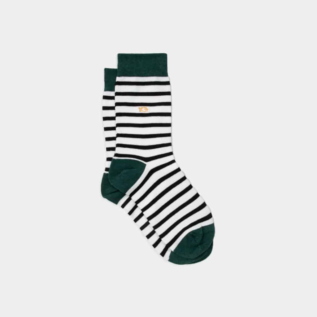 une paire de chaussettes en coton peigné à rayures larges blanc et noir Billybelt, vue de face sur fond blanc