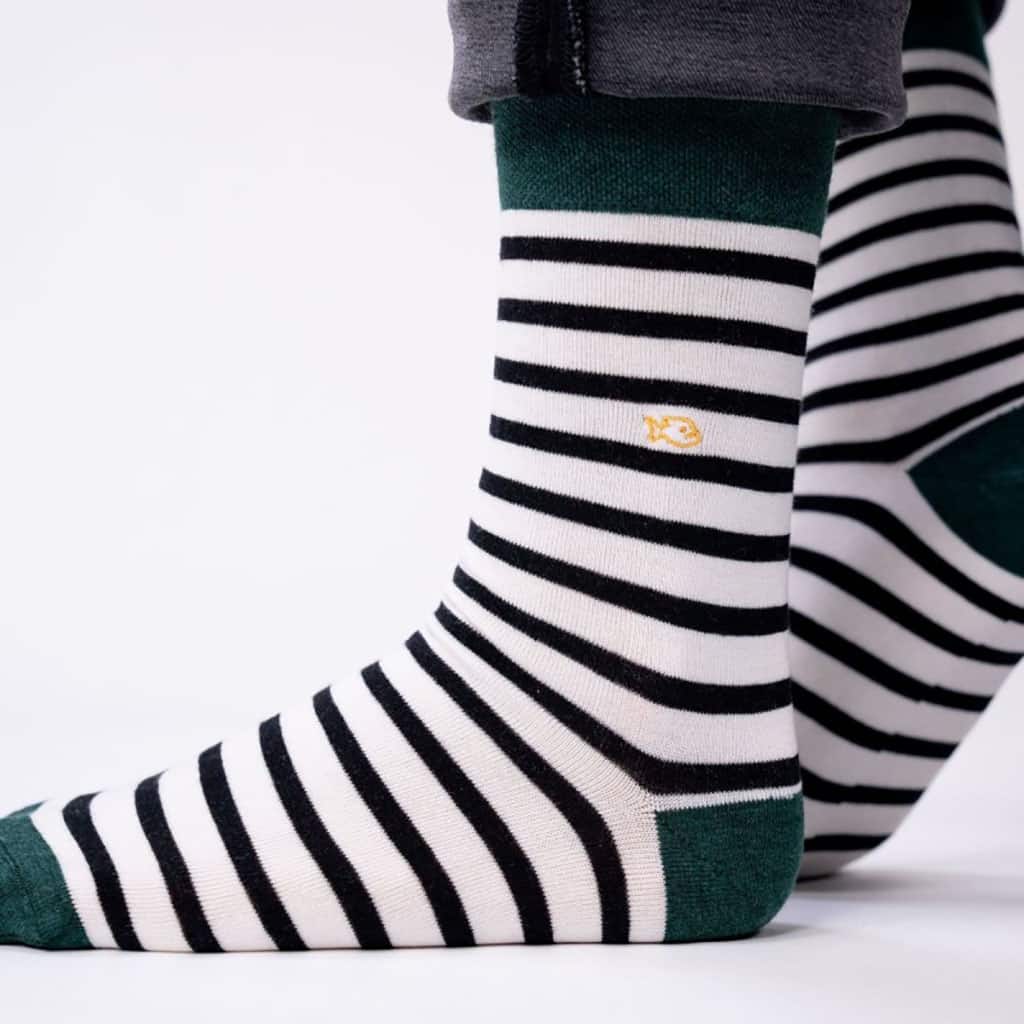 une paire de chaussettes en coton peigné à rayures larges blanc et noir Billybelt, vue de côté