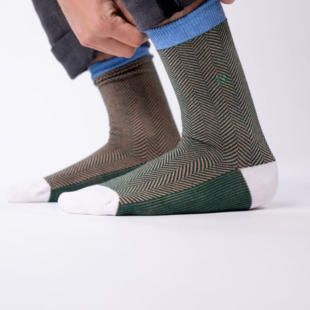 Une paire de chaussettes en coton peigné chevrons '"Brocéliande" Billybelt, vue de côté sur fond blanc