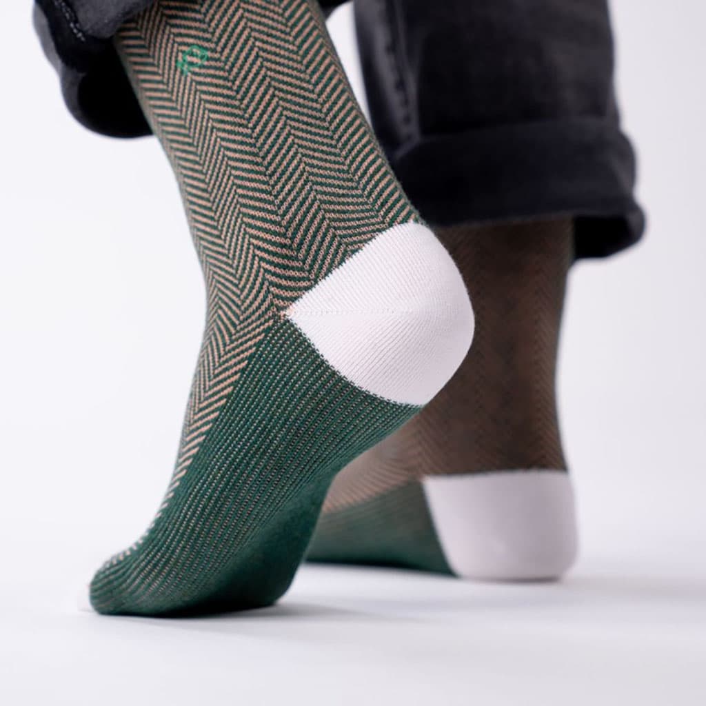 Une paire de chaussettes en coton peigné chevrons '"Brocéliande" Billybelt, vue de derrière sur fond blanc