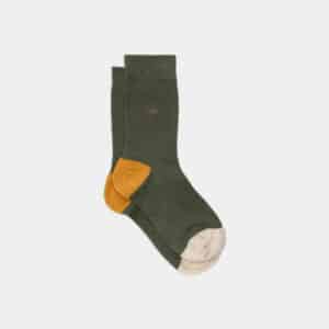 une paire de chaussettes en coton peigné kaki Billybelt, vue de face sur fond blanc