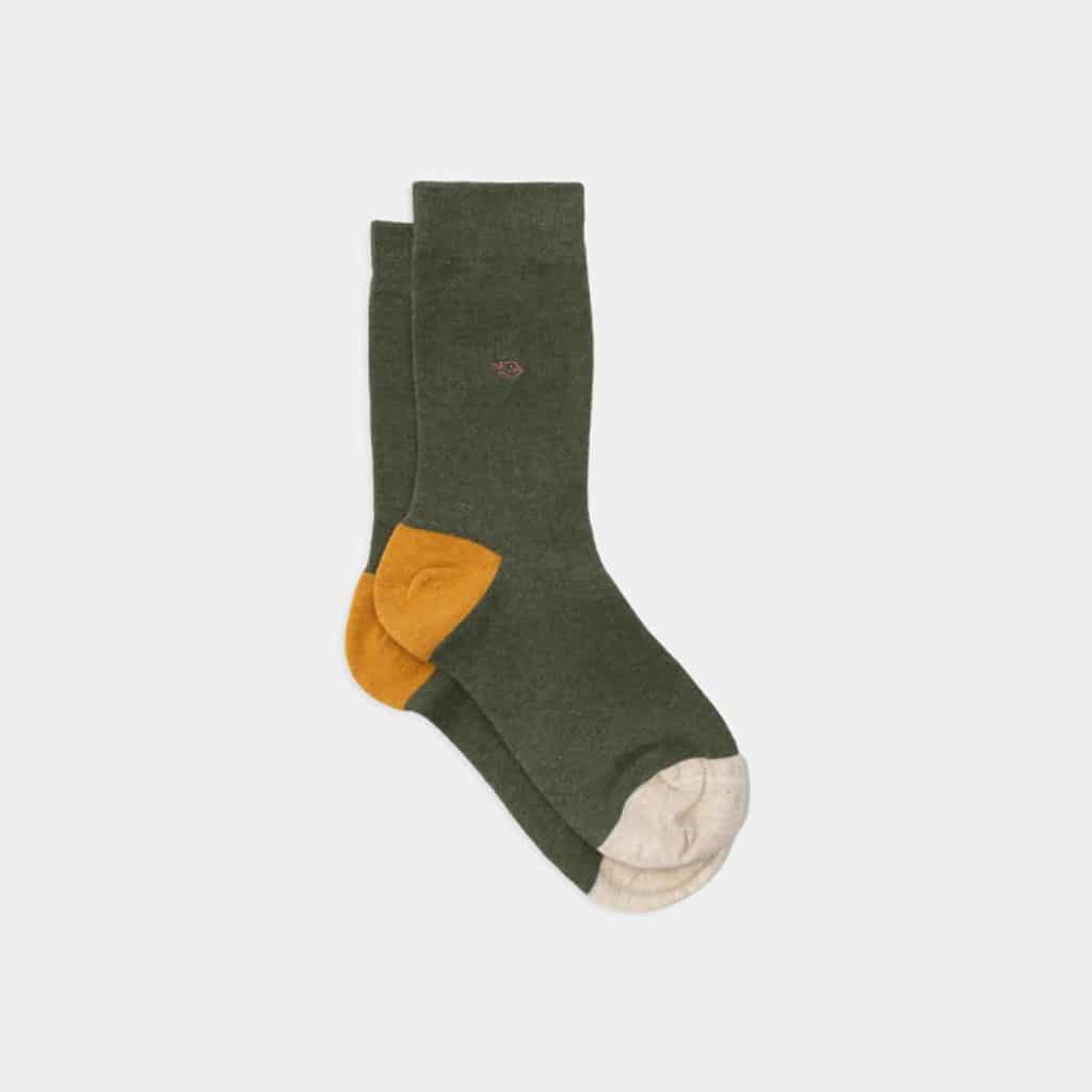 une paire de chaussettes en coton peigné kaki Billybelt, vue de face sur fond blanc