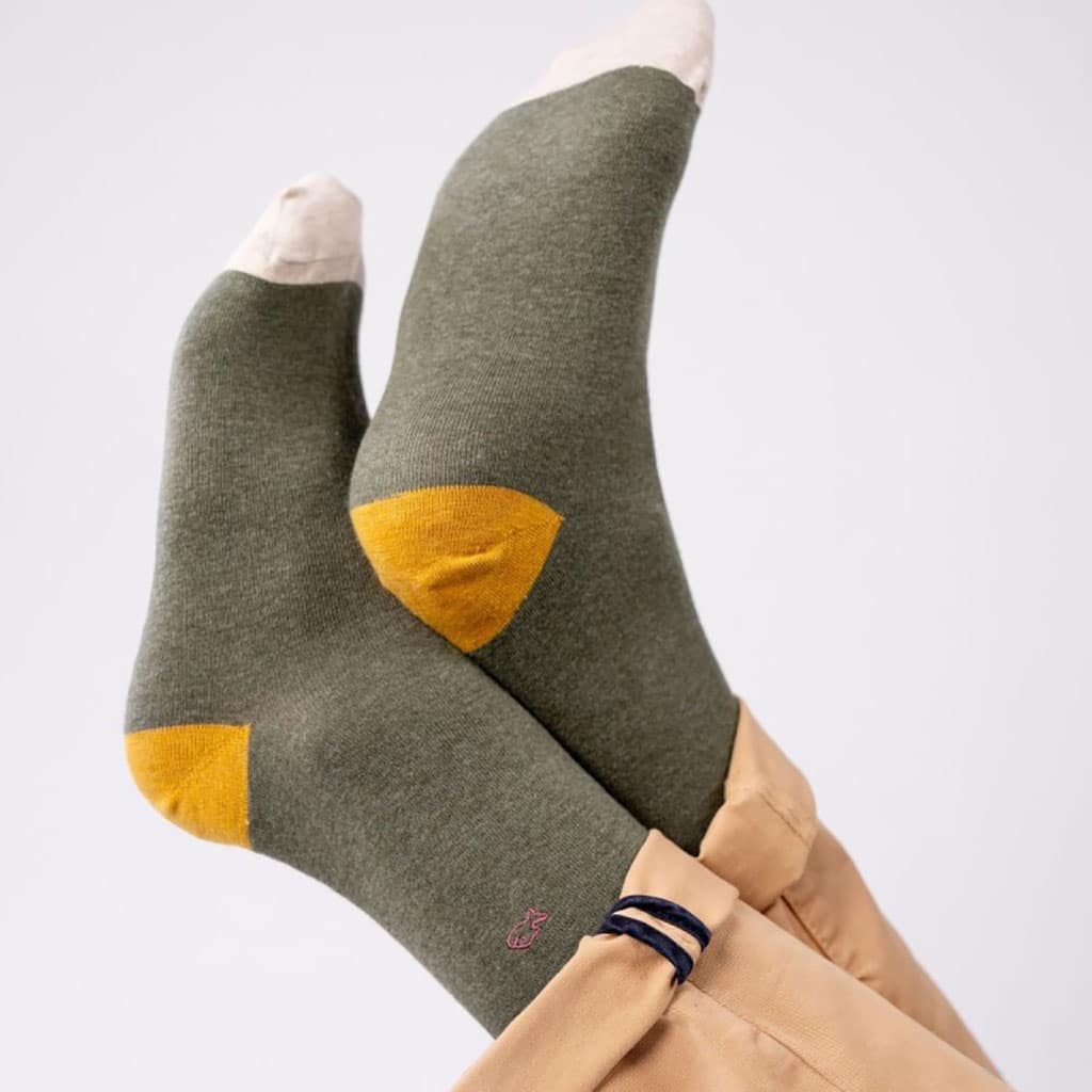 une paire de chaussettes en coton peigné kaki Billybelt, vue de face sur côté blanc