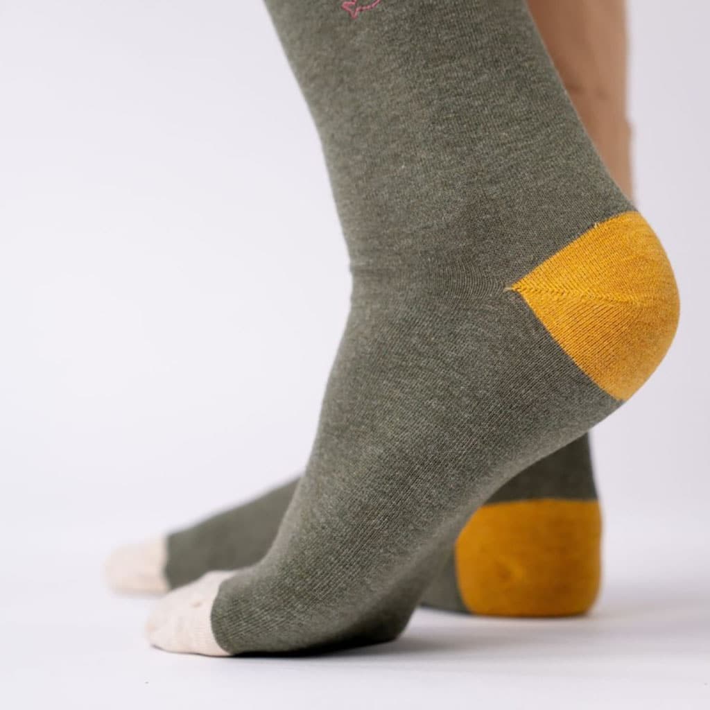 une paire de chaussettes en coton peigné kaki Billybelt, vue de derrière sur fond blanc