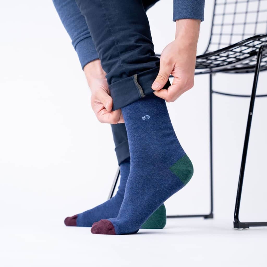 une paire de chaussettes en coton peigné bleu marine Billybelt, vue de face sur fond blanc