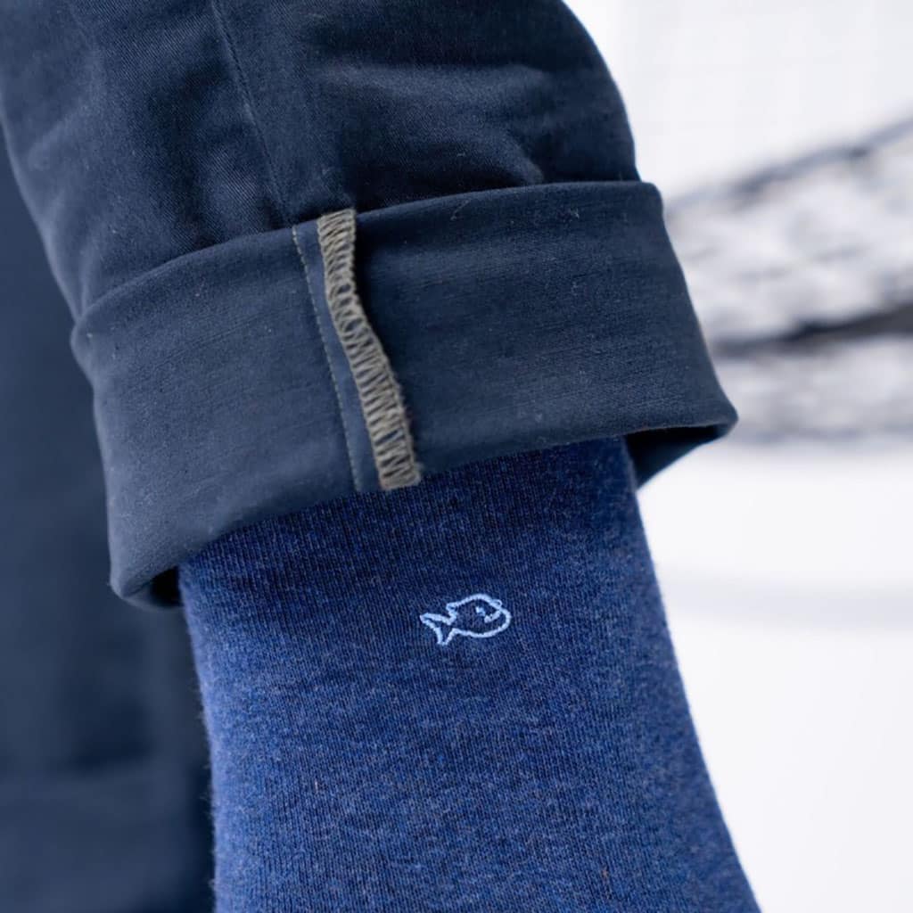 une paire de chaussettes en coton peigné bleu marine Billybelt, zoom sur le logo