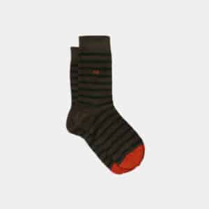 une paire de chaussettes en coton peigné à rayures larges kaki Billybelt, vue de face sur fond blanc