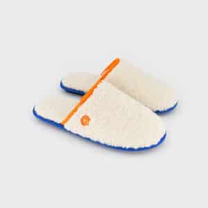 une paire de chaussons en sherpa Billybelt, vue de face sur fond blanc