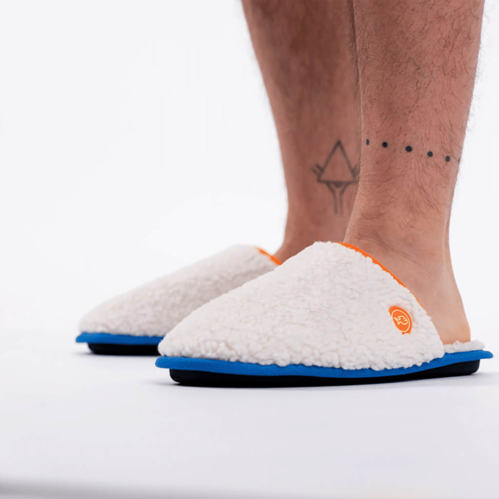 une paire de chaussons en sherpa Billybelt, vue de face sur fond blanc