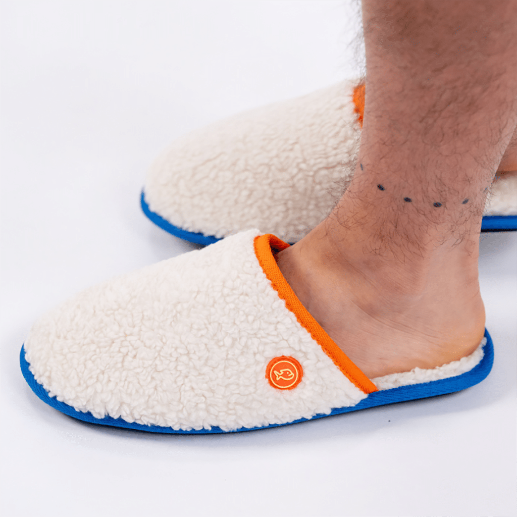 une paire de chaussons en sherpa Billybelt, vue de côté sur fond blanc
