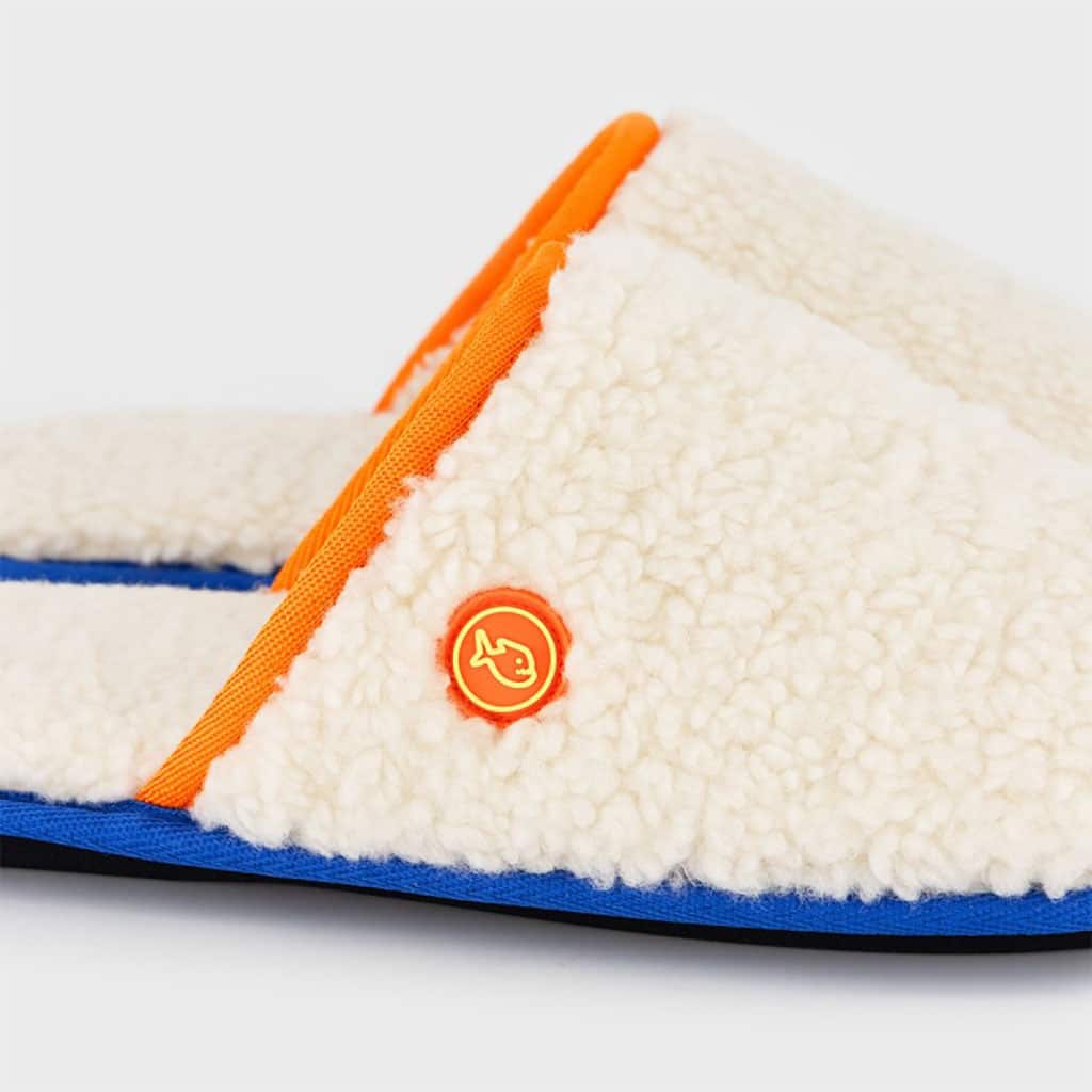 une paire de chaussons en sherpa Billybelt, vue de côté sur fond blanc