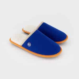 une paire de chaussons en velours côtelé bleu électrique Billybelt, vue de face sur fond blanc