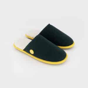 Une paire de chaussons en velours côtelé vert Billybelt, vue de face sur fond blanc