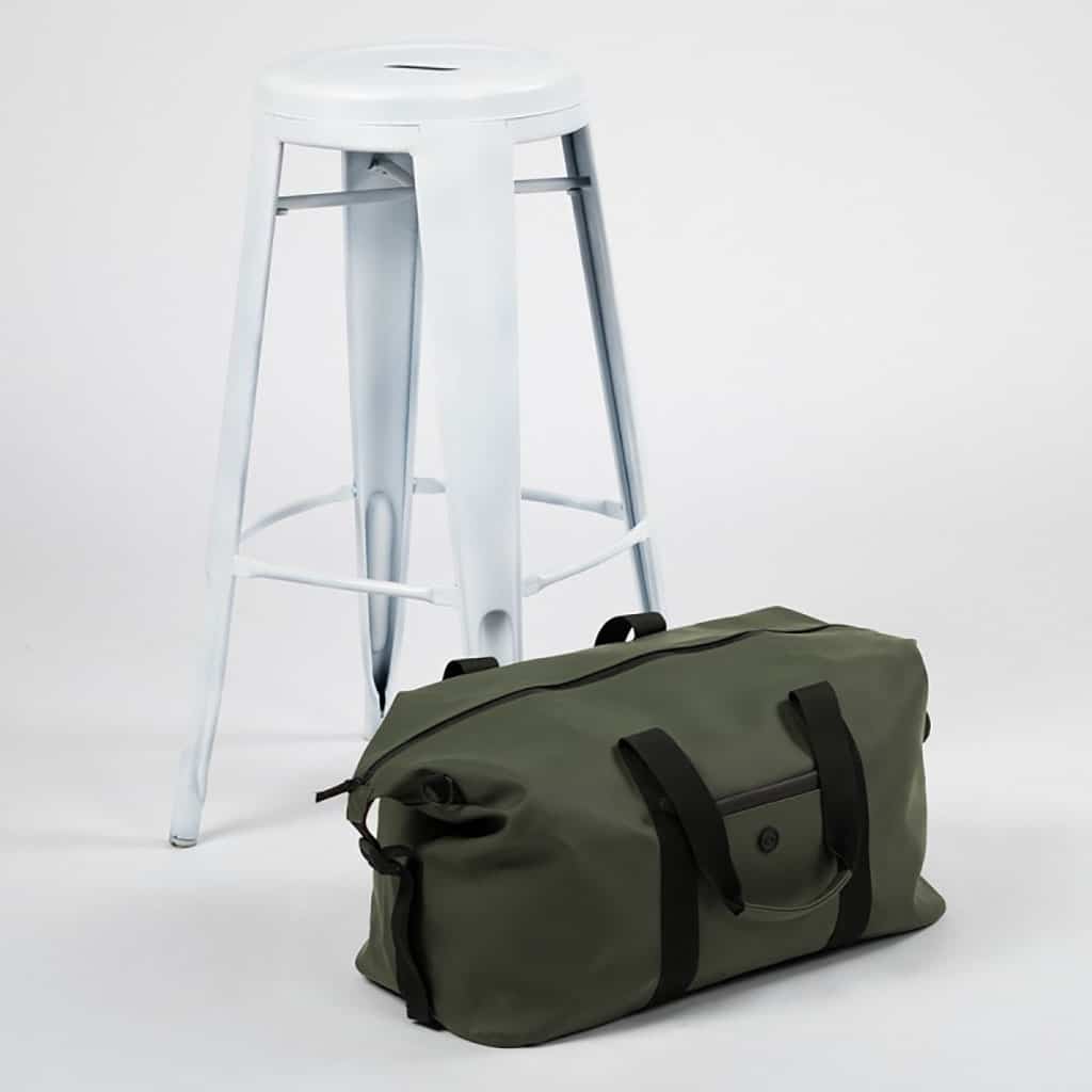 un sac de voyage duffle bag kaki 100% polyester avec revêtement en polyuréthane Billybelt, ambiance vue au sol