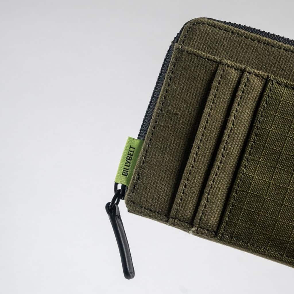 un portefeuille kaki Billybelt, vue de face sur fond blanc