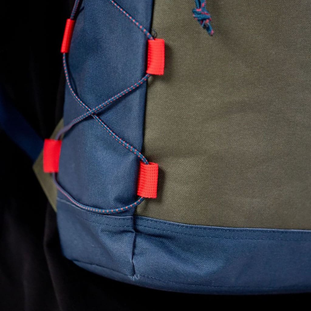 un sac à dos roll top kaki et marine 100% polyester recyclé Billybelt