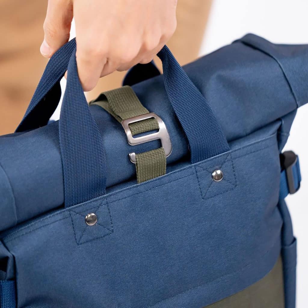 un sac à dos roll top kaki et marine 100% polyester recyclé Billybelt