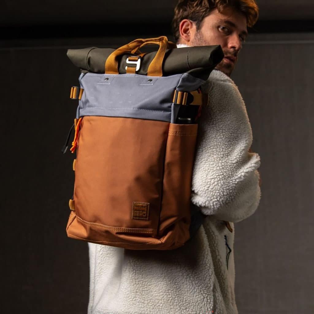 un sac à dos roll top "baroudeur" 100% polyester recyclé Billybelt, ambiance porté de dos