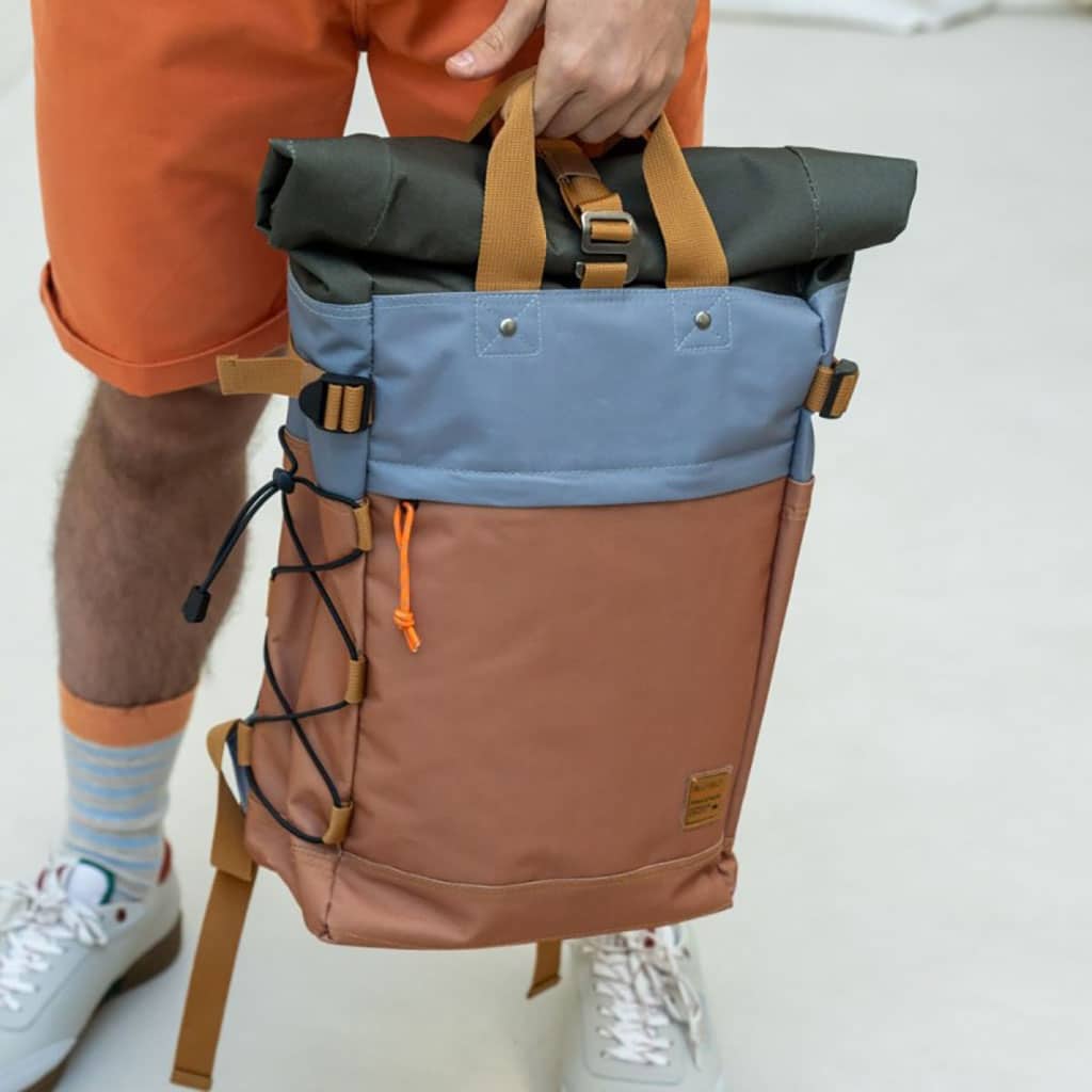 un sac à dos roll top "baroudeur" 100% polyester recyclé Billybelt, ambiance vue au sol