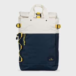 un sac à dos roll top "ivoire" et bleu marine 100% polyester recyclé Billybelt, vue de face sur fond blanc