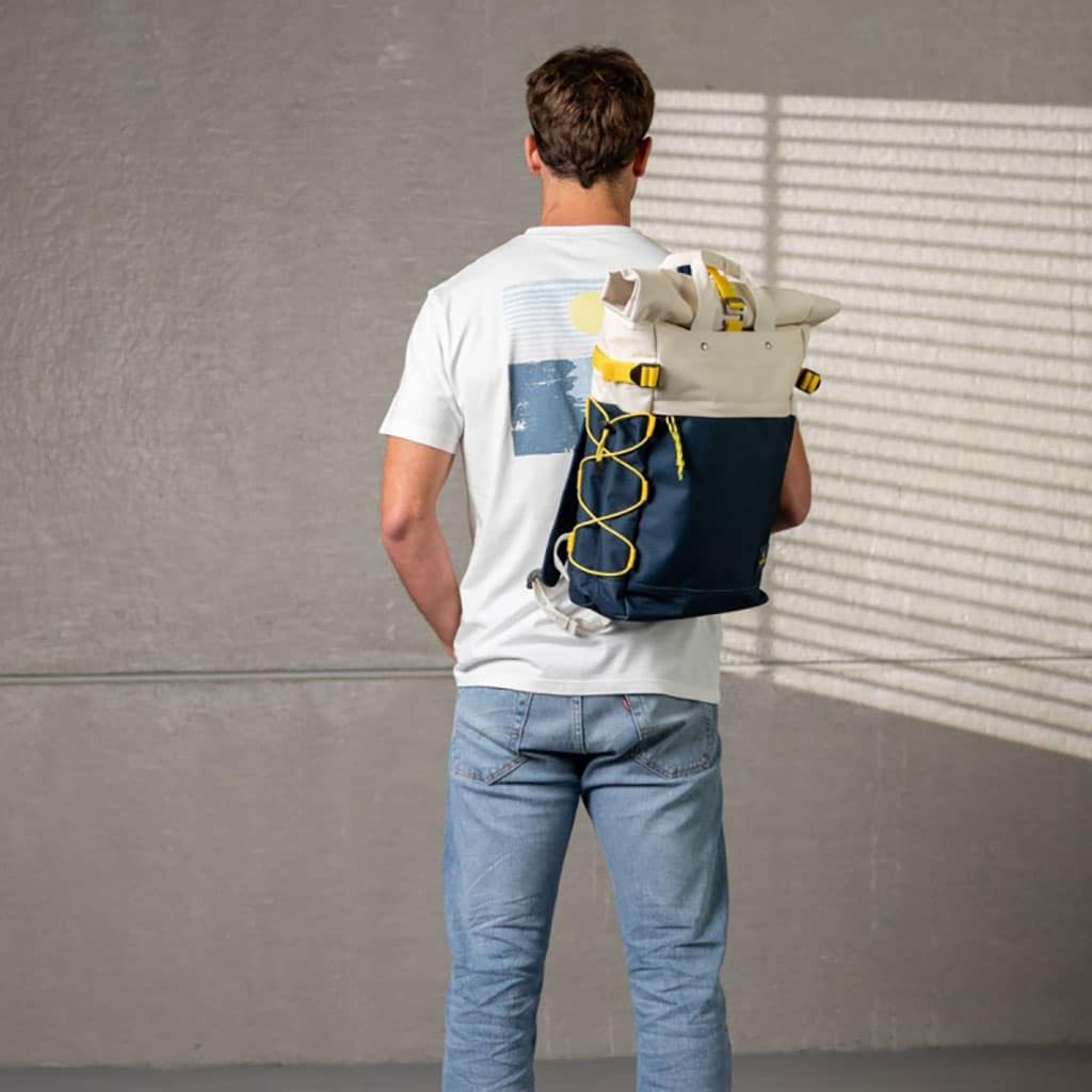un sac à dos roll top et bleu marine 100% polyester recyclé Billybelt, ambiance porté de dos