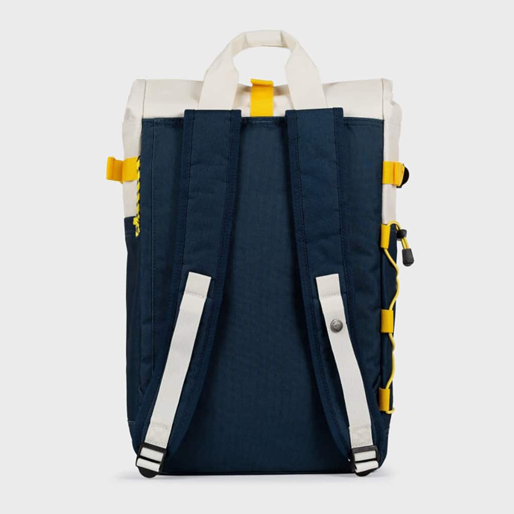un sac à dos roll top "ivoire" et bleu marine 100% polyester recyclé Billybelt, vue de derrière sur fond blanc