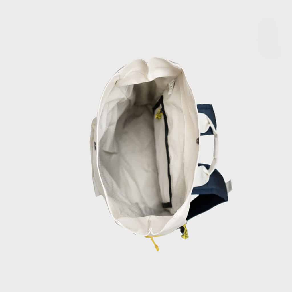 un sac à dos roll top "ivoire" et bleu marine 100% polyester recyclé Billybelt, ouvert