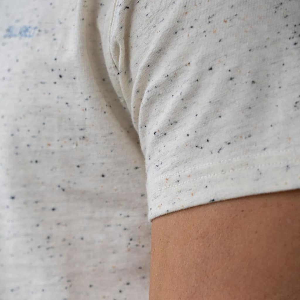 un t-shirt en coton biologique beige moucheté Billybelt, zoom sur le tissu